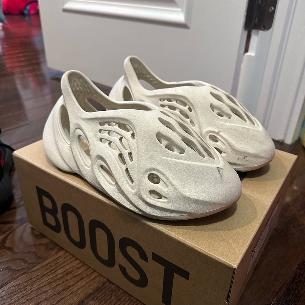 Foam runners size 4